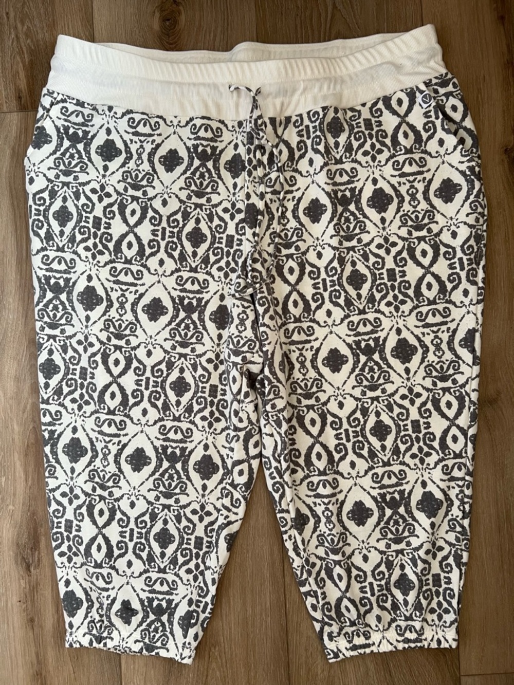 LIVI Active Soft Collection Cropped Joggers EUC